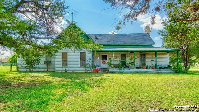 1510 C St Floresville, TX 78114