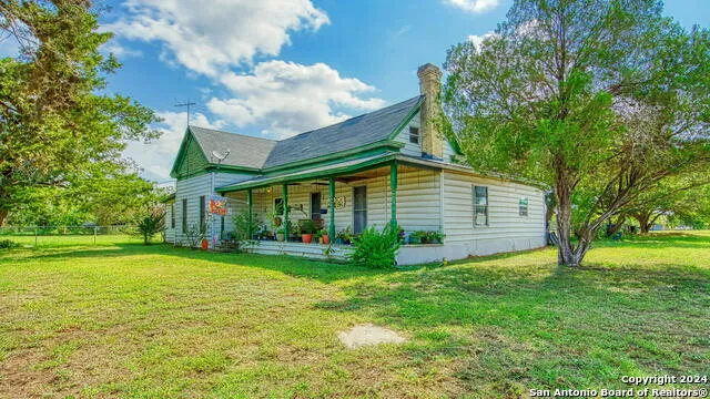 1510 C St Floresville, TX 78114