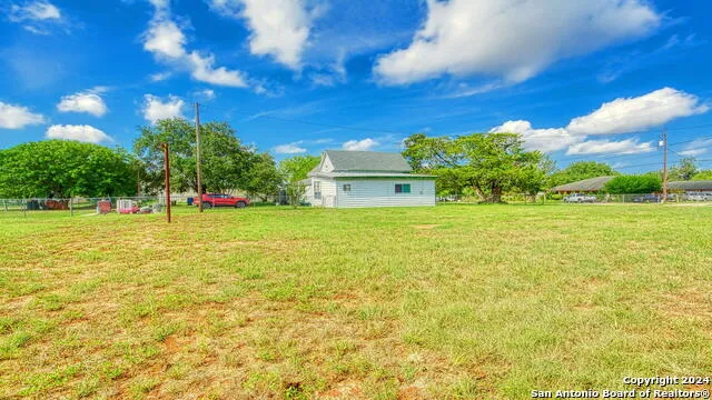 1510 C St Floresville, TX 78114