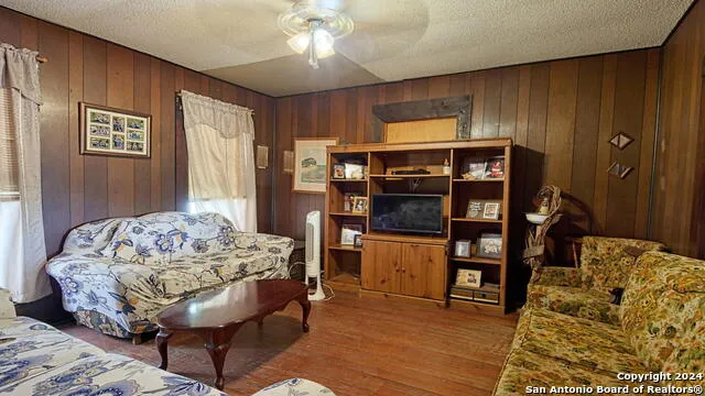 1510 C St Floresville, TX 78114