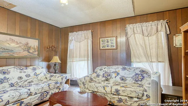 1510 C St Floresville, TX 78114