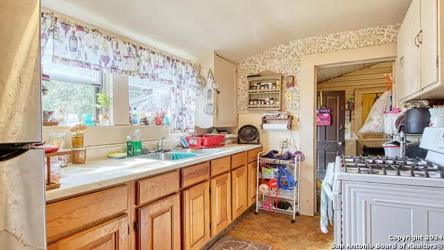 1510 C St Floresville, TX 78114