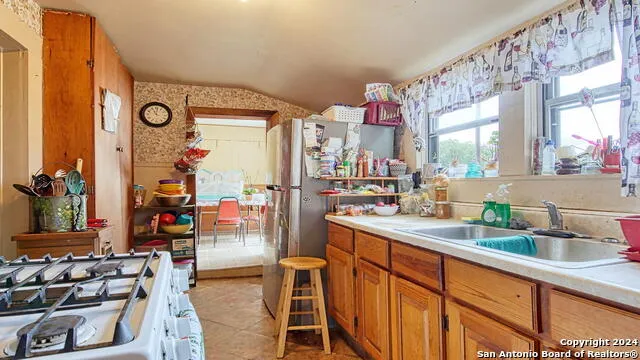 1510 C St Floresville, TX 78114