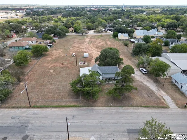 1510 C St Floresville, TX 78114