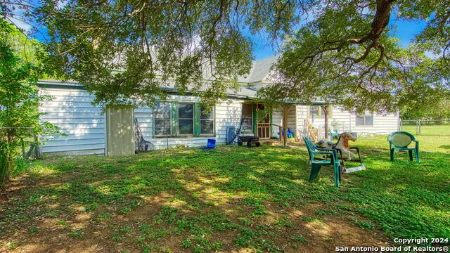 1510 C St Floresville, TX 78114