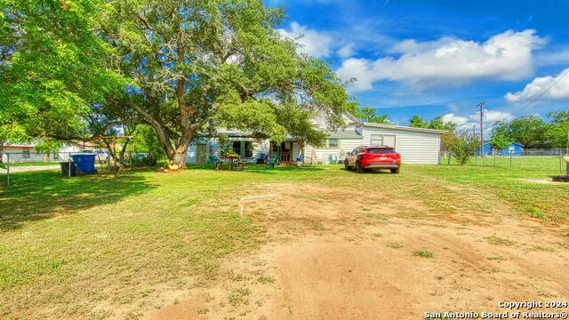 1510 C St Floresville, TX 78114