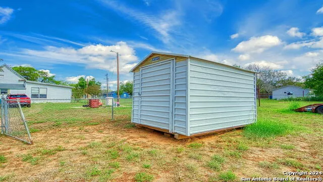 1510 C St Floresville, TX 78114