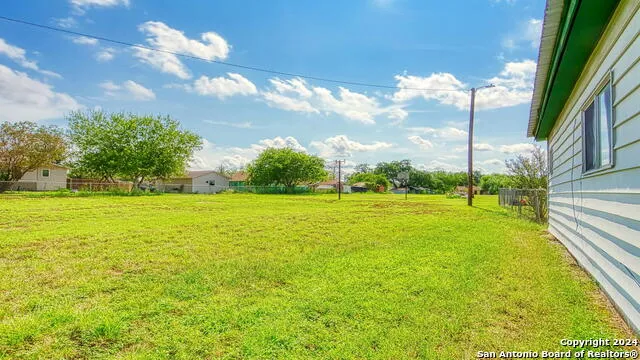 1510 C St Floresville, TX 78114