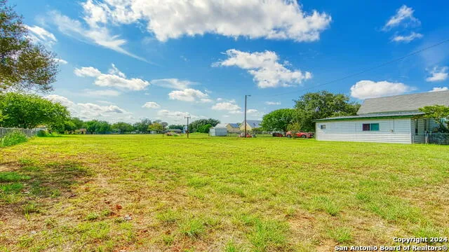 1510 C St Floresville, TX 78114