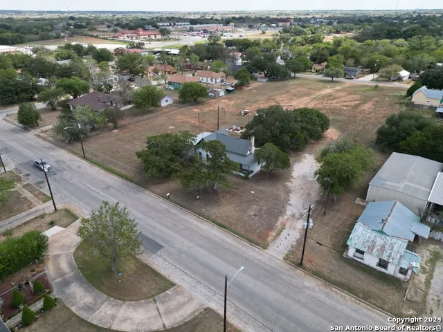 1510 C St Floresville, TX 78114