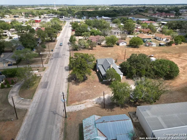 1510 C St Floresville, TX 78114