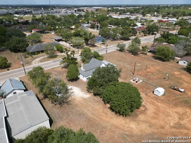 1510 C St Floresville, TX 78114
