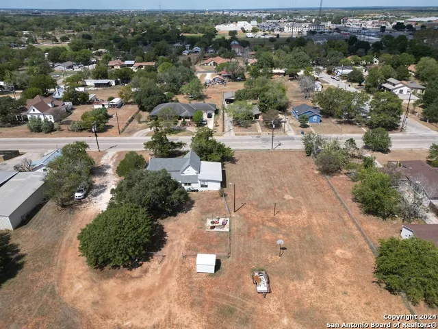 1510 C St Floresville, TX 78114