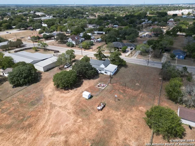 1510 C St Floresville, TX 78114