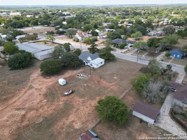 1510 C St Floresville, TX 78114