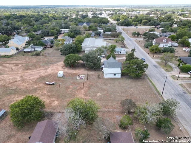 1510 C St Floresville, TX 78114