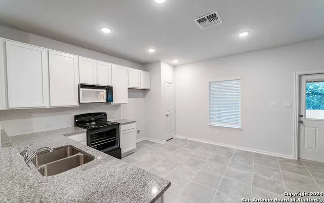 305 JEAN ST Seguin, TX 78155
