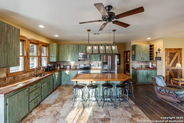 232 Stoneleigh Rd. Center Point, TX 78010