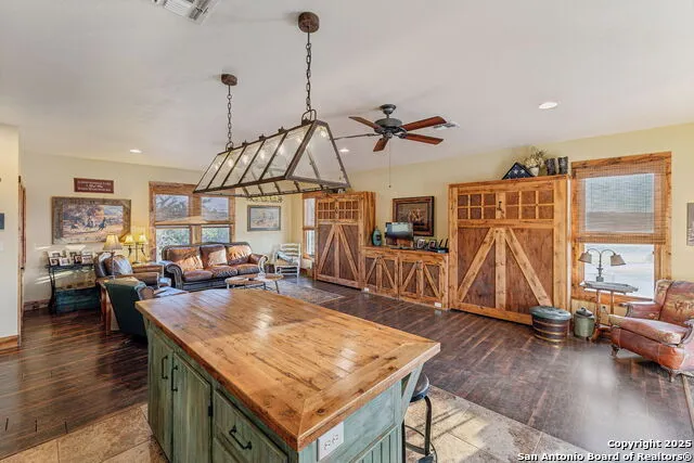 232 Stoneleigh Rd. Center Point, TX 78010