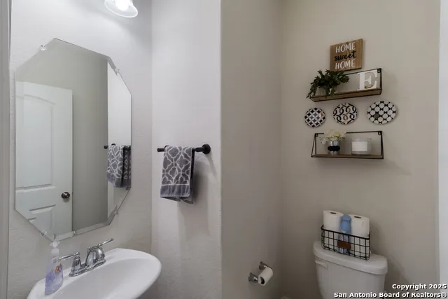 6658 Bowie Schertz, TX 78108