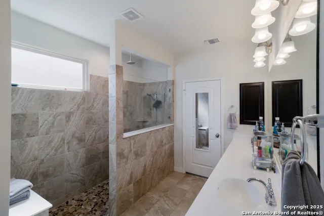 6658 Bowie Schertz, TX 78108