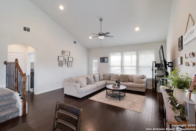 6658 Bowie Schertz, TX 78108
