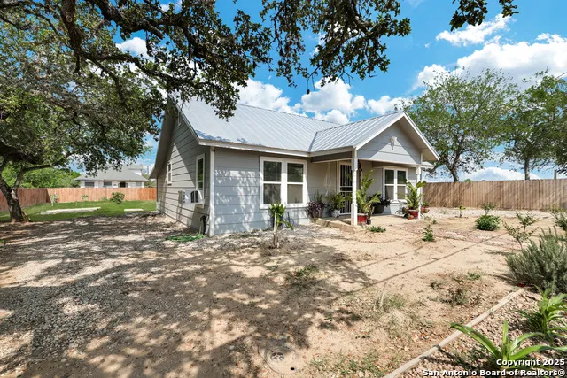 507 Hayden Devine, TX 78016