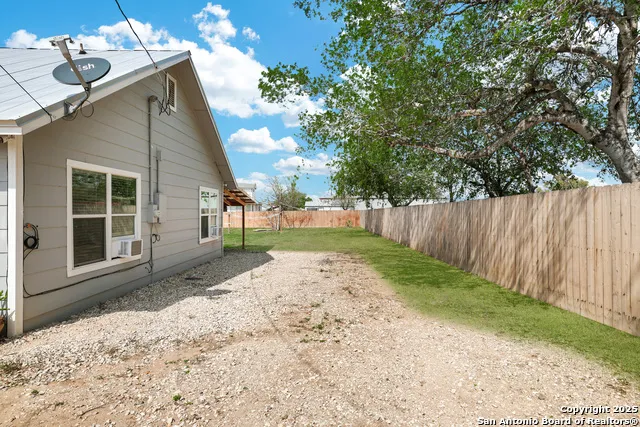 507 Hayden Devine, TX 78016