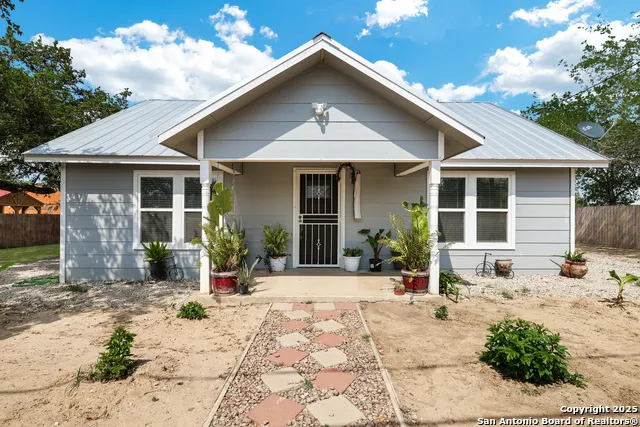 507 Hayden Devine, TX 78016