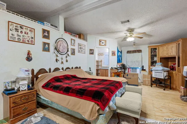 300 County Road 307 Floresville, TX 78114