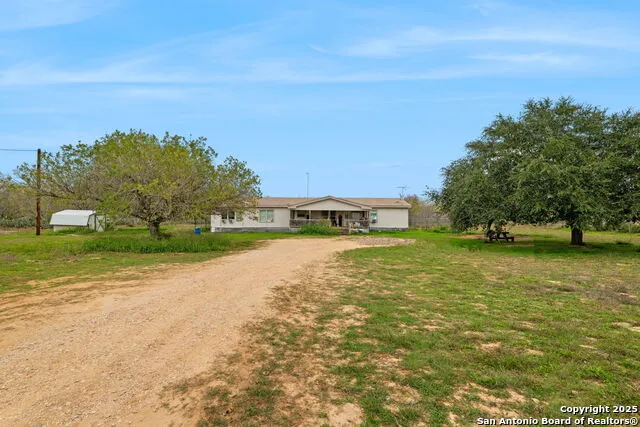 300 County Road 307 Floresville, TX 78114