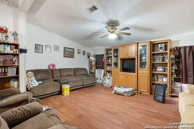 300 County Road 307 Floresville, TX 78114