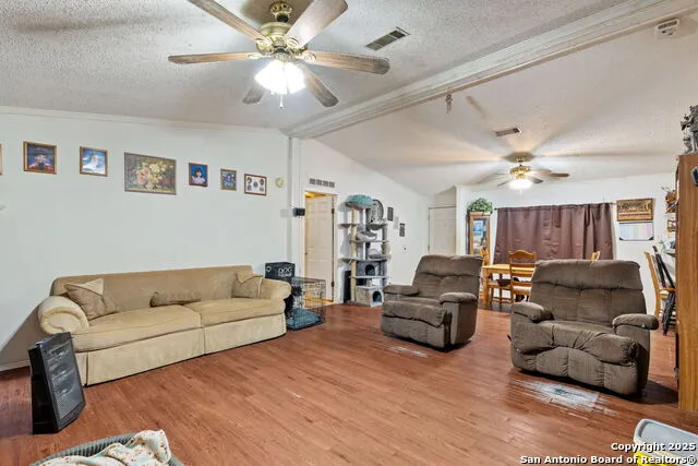 300 County Road 307 Floresville, TX 78114
