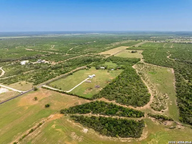 2759 County Road 467 Devine, TX 78016