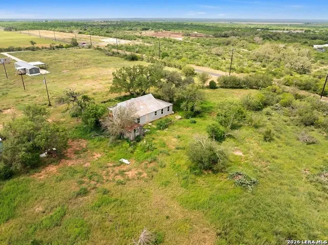 2759 County Road 467 Devine, TX 78016
