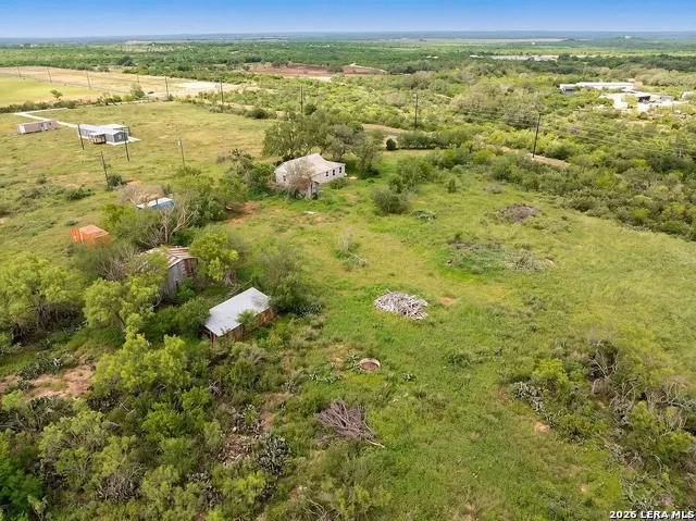 2759 County Road 467 Devine, TX 78016