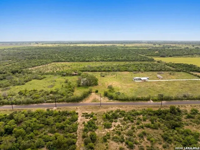 2759 County Road 467 Devine, TX 78016