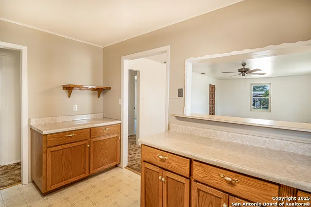 611 AUSTIN ST Sabinal, TX 78881