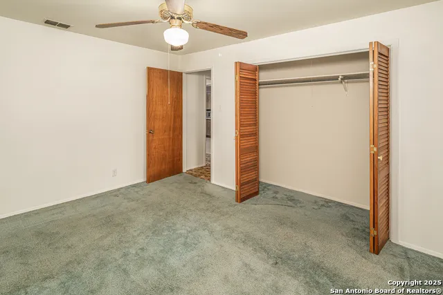 611 AUSTIN ST Sabinal, TX 78881