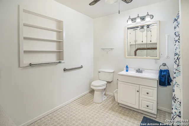 611 AUSTIN ST Sabinal, TX 78881
