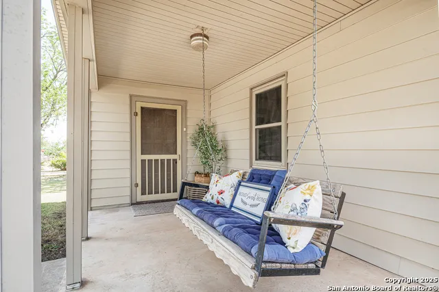 611 AUSTIN ST Sabinal, TX 78881