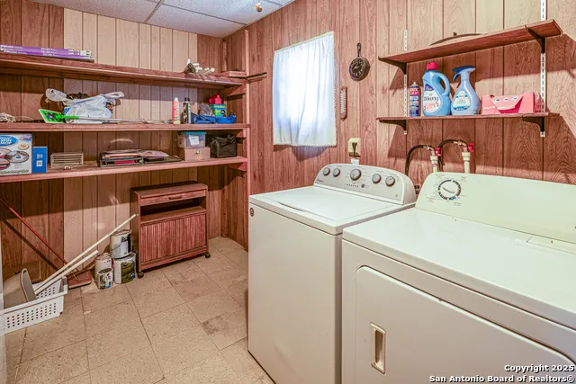 611 AUSTIN ST Sabinal, TX 78881