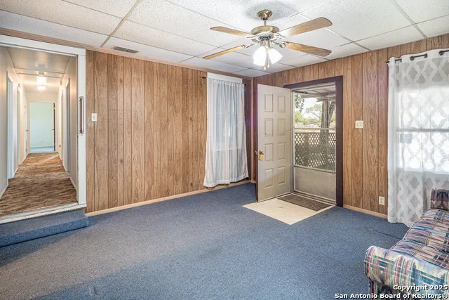 611 AUSTIN ST Sabinal, TX 78881