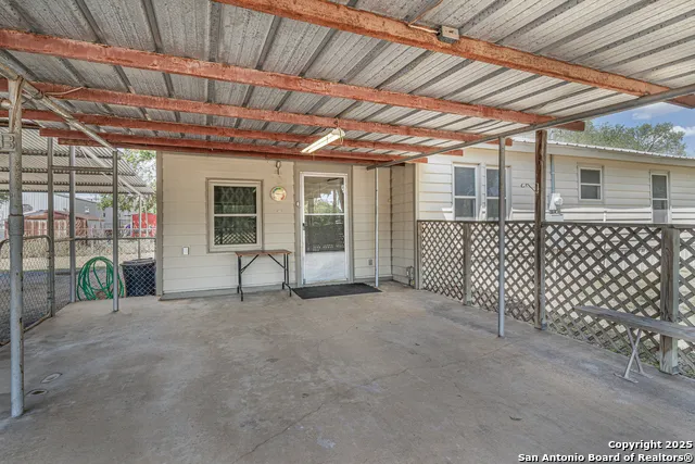 611 AUSTIN ST Sabinal, TX 78881