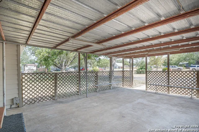 611 AUSTIN ST Sabinal, TX 78881