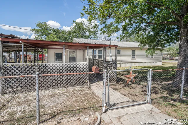 611 AUSTIN ST Sabinal, TX 78881