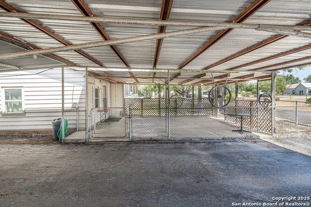 611 AUSTIN ST Sabinal, TX 78881