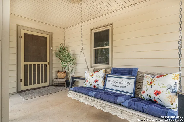 611 AUSTIN ST Sabinal, TX 78881