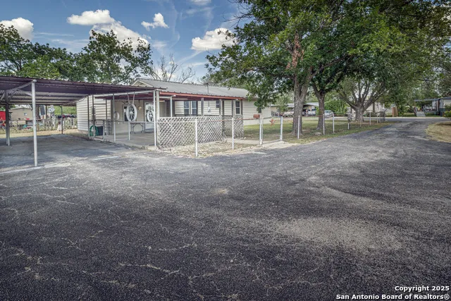 611 AUSTIN ST Sabinal, TX 78881