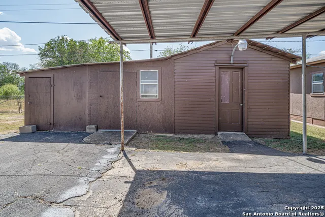 611 AUSTIN ST Sabinal, TX 78881
